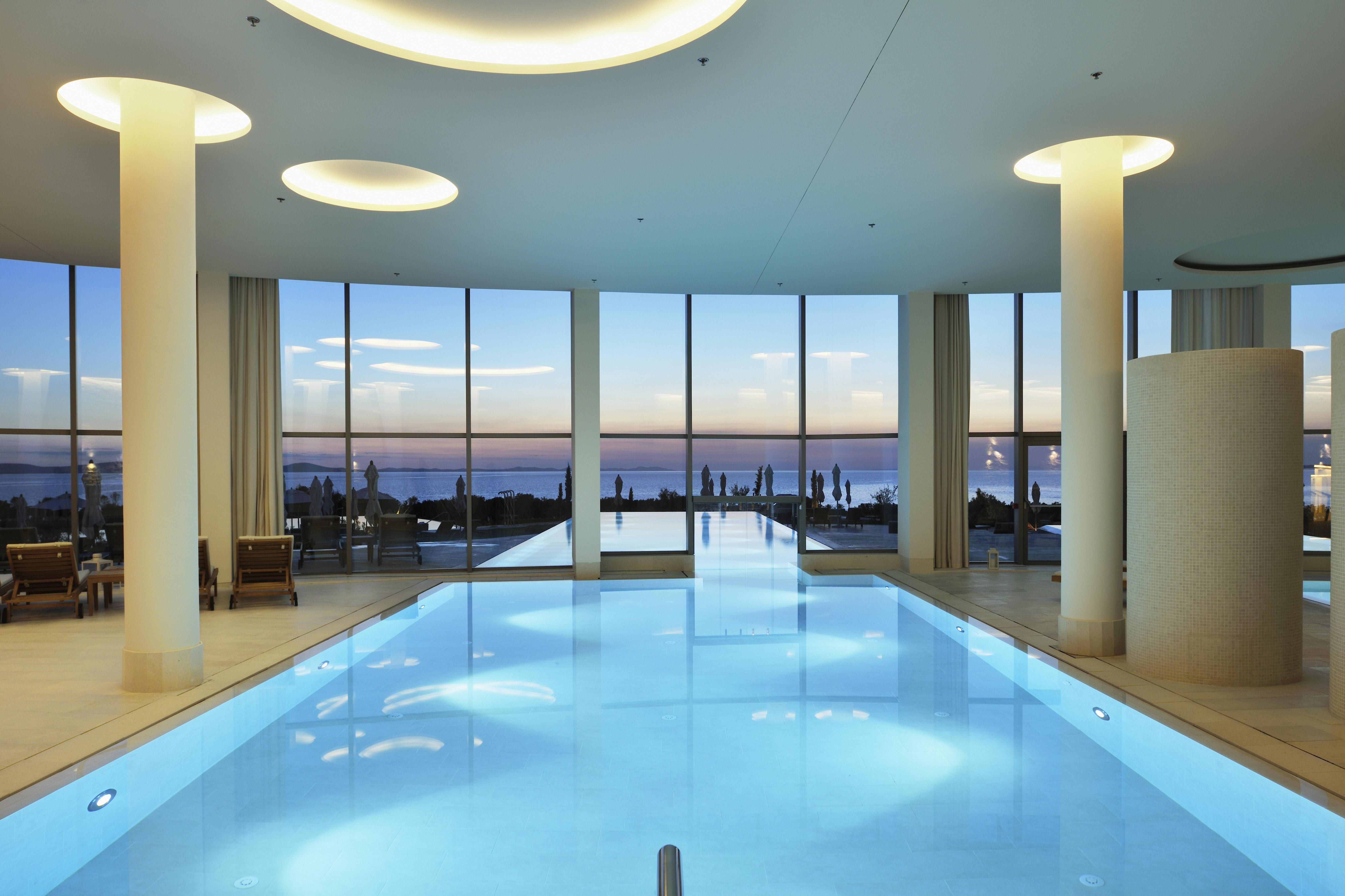 法尔肯斯坦纳酒店及亚德拉Spa 佩特坎内 外观 照片 The pool at the hotel