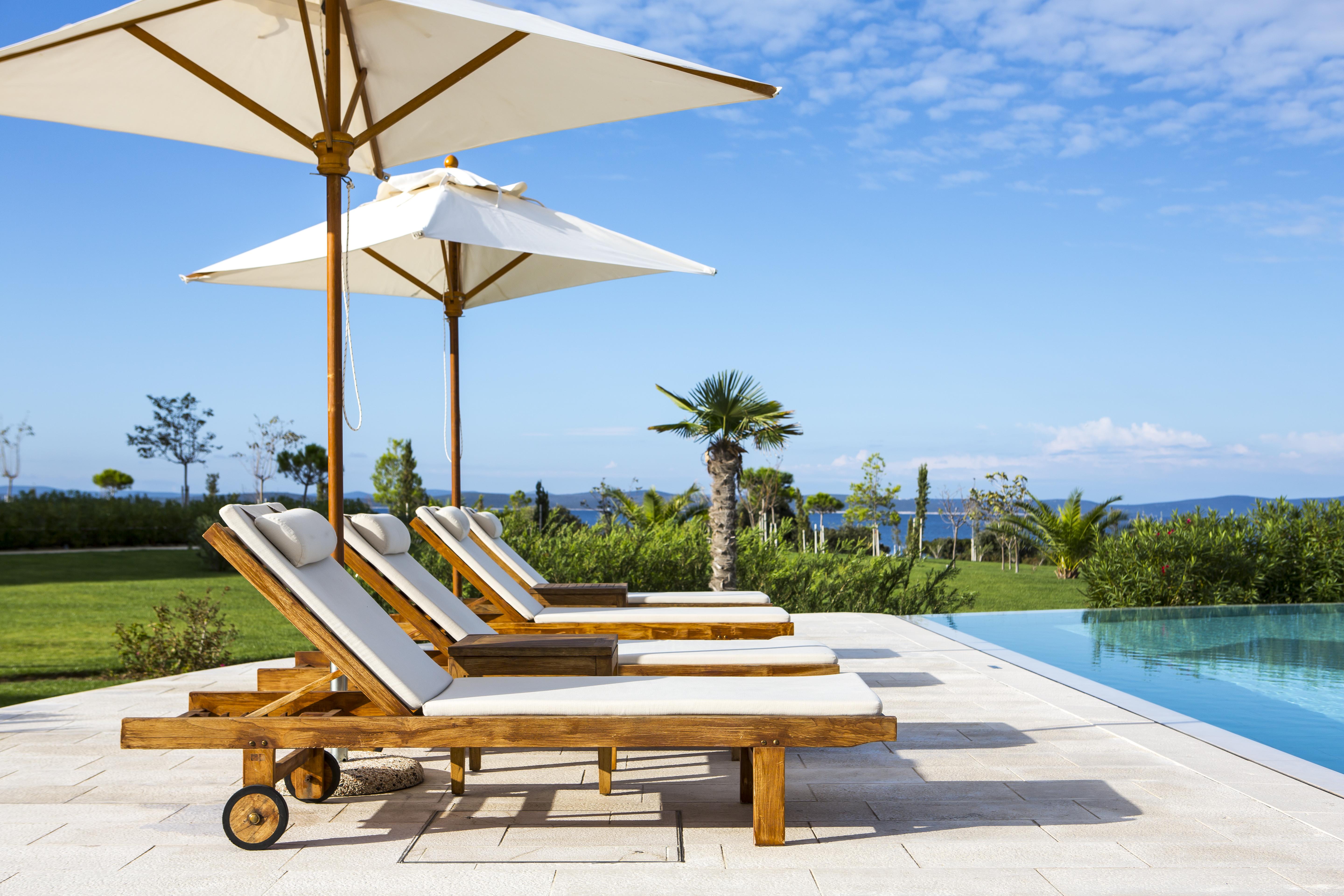 法尔肯斯坦纳酒店及亚德拉Spa 佩特坎内 外观 照片 A poolside lounge chair