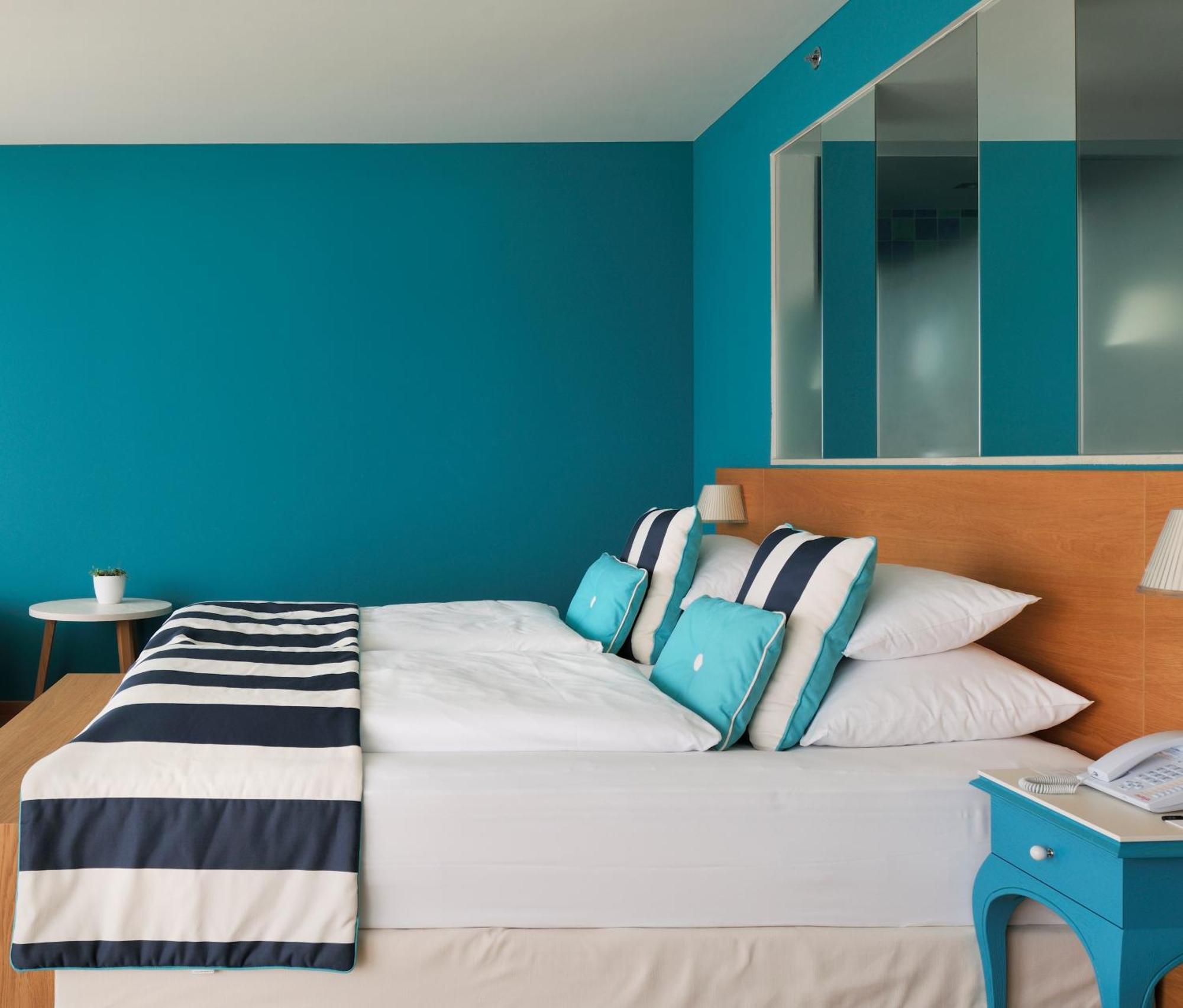 法尔肯斯坦纳酒店及亚德拉Spa 佩特坎内 客房 照片 A bedroom with blue walls